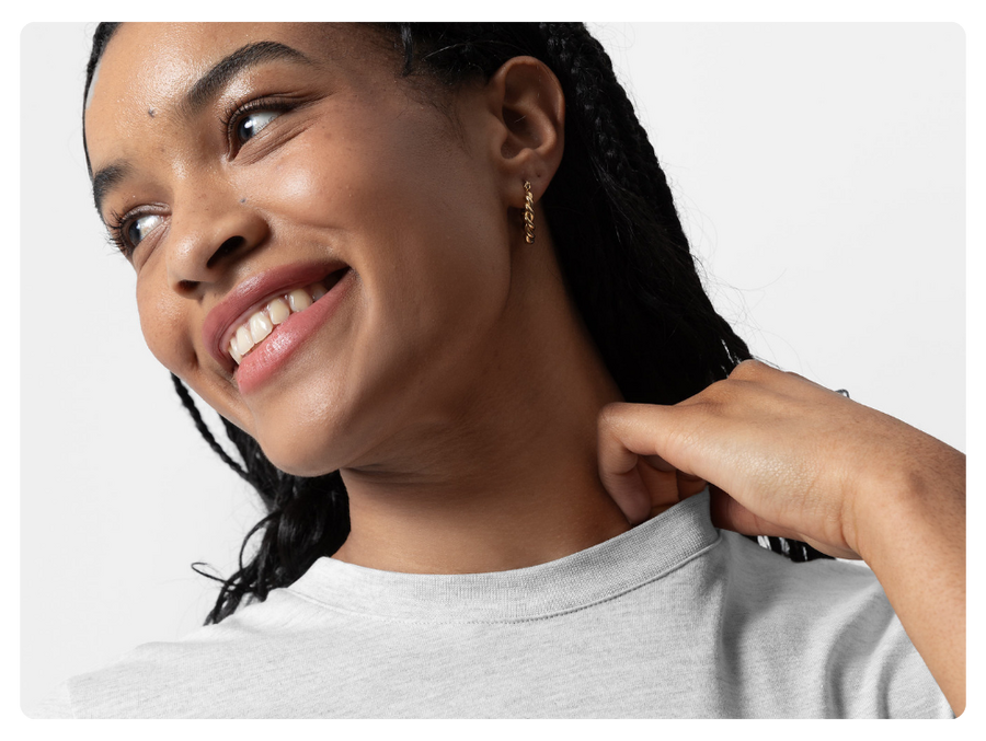 mannequin portant un t-shirt gris souriante pour mettre en avant le potentiel monétaire des produits
